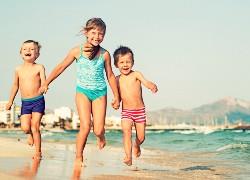 Καλοκαίρι σημαίνει παιχνίδι μέχρι το σούρουπο, παγωτά (κρυφά απ’ τη μαμά) και γδαρμένα γόνατα